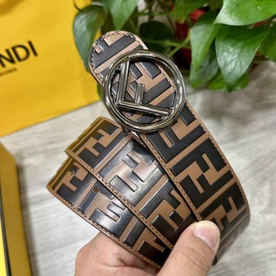 图片包装+10 Fendl 芬迪 专柜同款 宽40Mm 标志造型宽皮带。钉扣式带扣。棕色小牛皮制成。印有浮雕手绘黑色与棕色 Ff 图案。镀金表面金属制品，品质保