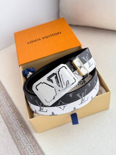 品名： Lv..路易..威登腰带皮带原单 型号：挂扣，经典纯钢材质挂扣，头层牛皮，图片实物拍摄 材料：头层牛皮，挂扣系列，纯钢材质扣头，钯镀电镀工艺永不掉色。原