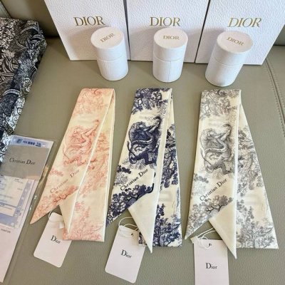 Dior迪奥动物系列丝巾 款式经典，造型修长，两端尖角设计，背面饰以对比鲜明的Christian Dior标志条形图案。 上身效果非常赞！随意一搭就是那么完美！