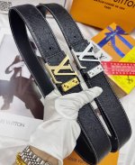 皮带：Lv..路易..威登顶级复刻. 腰带：原单品质百分百头层牛皮，保证真皮。雕花镂空工艺.真空电镀.永不掉色.24K纯钢扣头层小牛皮荔枝纹双面两用专柜同等质量