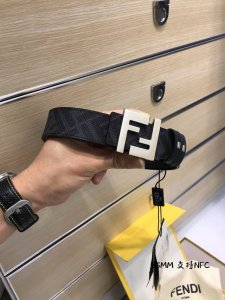 新款 Fd 宽35 Mm 支持Nfc 芯片扫描，标志造型皮带，原版亮面间纹F铆钉扣，进口原版 黑色小牛皮配原版老花制成，镀金表面金属制品，品质保证，非市场通货！
