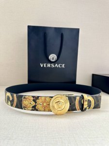 宽度3.8Cm 皮带，饰有双面Medusa Biggie搭扣，一面光滑，另一面饰有品牌标志图案印花。 Medusa Biggie双面搭扣 腰带环 底面料：100