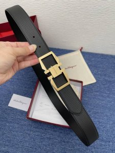品牌菲拉.格慕 3.5Cm. 描述这款皮带采用天然粒纹皮革材质，颇具都市风范，细节充满动感。同色调金属Gancini扣饰带有撞色衬里，为其增添时髦气息。这款配饰