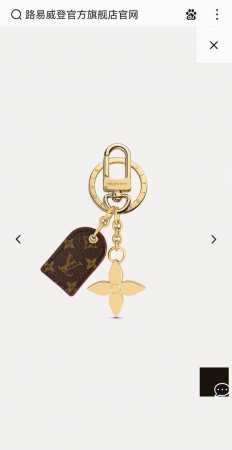 Lv经典老花钥匙扣 包饰与钥匙扣挂件 Lv Cherished Tab 钥匙扣结合 Monogram 帆布标签和牛皮革细节，搭配 Lv 字母四叶草金属挂饰，共同 - 点击图像关闭