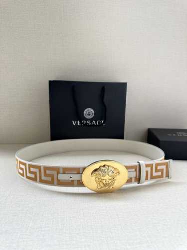 带宽3.8Cm Versace 范思哲 此款缎带腰带风格十分休闲，饰有标志性希腊回纹图案，可搭配休闲单品或高腰正装。 闭合式佩戴 希腊回纹图案 材质：100%聚