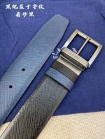 Prada 普拉达 专柜同款 男士休闲双面用腰带 宽3.4Cm 采用光滑双面头层小牛皮 采用简约外形设计，其上以prada徽标装饰，勾勒精致细节，是prada男