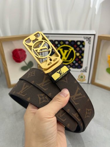 品名：Lv..路易..威登自动带 材质：原单牛皮腰带 百分百头层牛皮腰带保证真皮，24K纯钢扣，专柜原单品质、做工精细，时尚大牌，送人自用首选 包装： 请认准如