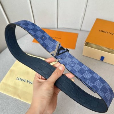 特 寬度：40mm Lv pyrmide Truck L OEiI雙面腰帶 進口面料飾有藍色標誌性圖案 襯托進口柔軟小牛皮底壓格紋 整體相呼應 全新搭扣 締造獨