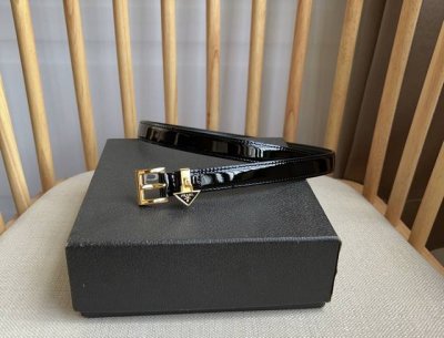 特 PRADA 普拉达 专柜最新款 这款优雅的Saffiano皮带彰显女性化的设计 柔美倾心 三角形金属徽标饰件流露品牌气息 宽:1.5cm