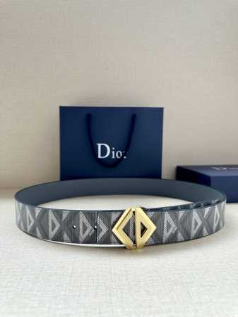宽度4.0Cm 这款腰带扣采用全新的 Cd Diamond 标志造型 以不锈钢金属覆精心打造 可与各式 40 毫米腰带搭配 打造个性造型 - 点击图像关闭