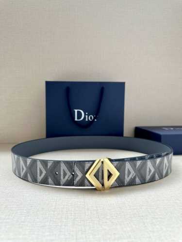 宽度4.0Cm 这款腰带扣采用全新的 Cd Diamond 标志造型 以不锈钢金属覆精心打造 可与各式 40 毫米腰带搭配 打造个性造型