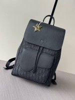 顶级专柜老鼠狠货 最新爆款迪奥双肩背包 这款马鞍双肩背包采用时尚的原创设计，突显马鞍风格。采用黑色和黑色 Oblique 印花面料精心制作，饰以黑色粒面牛皮革细