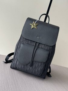 顶级专柜老鼠狠货 最新爆款迪奥双肩背包 这款马鞍双肩背包采用时尚的原创设计，突显马鞍风格。采用黑色和黑色 Oblique 印花面料精心制作，饰以黑色粒面牛皮革细