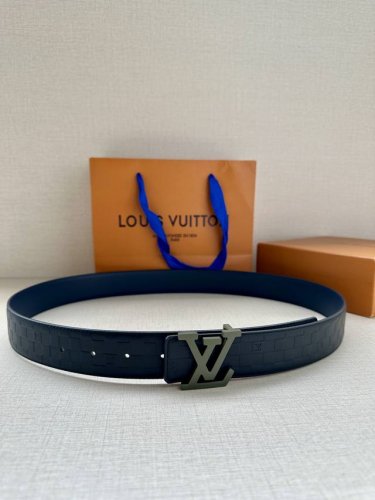 特P180 Lv Heritage 双面腰带3.4宽 选取粒面皮革和纳帕皮革，以抛光和拉丝工艺淬炼新款 Lv 搭扣。微弧形边缘和摩登形状末端见证细致匠心，为考究