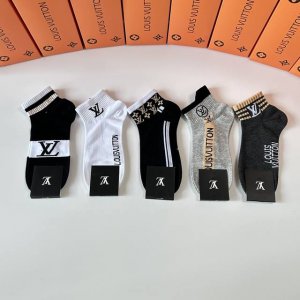 特 配专柜包装 Lv 路易威登 新款中短款堆堆袜袜子！一盒五双，专柜同步筒袜袜子，大牌出街，潮人必备超好搭