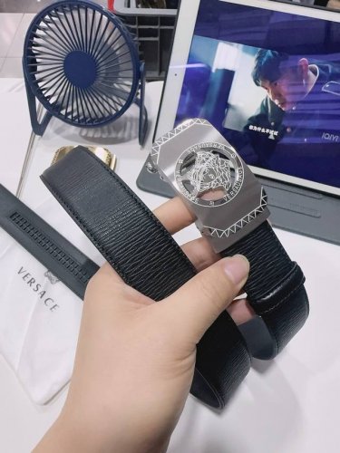 特 Versace 范思哲 经典蛇妖美杜莎人头搭配希腊复古回纹压花带身 双面头层、采用精挑细选进口顶级牛皮，做工精致与专柜1:1品质！商务既有时尚的男士腰带火爆