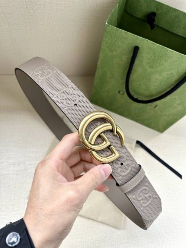 特P180 宽度4.0Cm Gucci 这款单品将品牌的过去与未来贯通在一起，以现代风格的全新设计诠释了经典设计元素。Guccio Gucci字母交织图案巧妙融