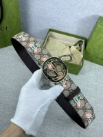 特 宽度4.0Cm Gucci 蜜蜂图案是Gucci动物王国中的标志性元素之一，在这款配饰中焕新演绎为卡通风格设计。这款腰带融合了经典蜜蜂元素和双G图案，突显品