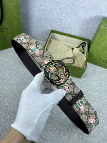 特 宽度4.0Cm Gucci 蜜蜂图案是Gucci动物王国中的标志性元素之一，在这款配饰中焕新演绎为卡通风格设计。这款腰带融合了经典蜜蜂元素和双G图案，突显品