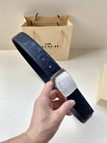 特 宽度3.8Cm Coach 这款双面腰带一面为经典标志帆布材质，另一面为精制皮革材质，配有标志性扣件，将两种外形合二为一。通过简单的说明，可用剪刀剪裁至完美