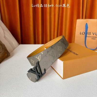 Monogram Surplus涂层帆布表带， Lv Initials Monogram Surplus 40Mm腰带被其阳刚的色调所强化，而其宽度与光泽的银色