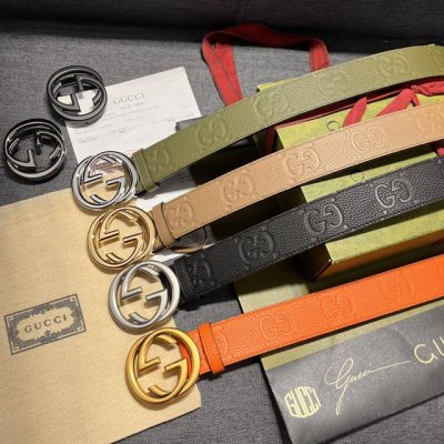 特 古奇 宽4.0Cm 新款 典藏细节与现代元素为gucci新推系列增添吸睛亮点。巧妙融入经典字母交织造型配件，以此致敬品牌创始人guccio Gucci先生。
