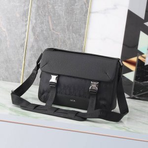 这款 Dior Explorer 手袋从经久不衰的信使包经典标识汲取灵感，重新演绎高订风格版本。采用标志性的米色和黑色 Oblique 印花提花面料精心制作，侧