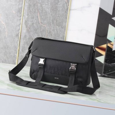 这款 Dior Explorer 手袋从经久不衰的信使包经典标识汲取灵感，重新演绎高订风格版本。采用标志性的米色和黑色 Oblique 印花提花面料精心制作，侧