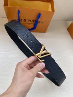 特 Lv新款出货，原版品质，带身4.0Cm宽。采用特色印花图案面料，荔枝纹头层牛皮底制作。搭配精品Lv钢挂扣。商务休闲精品搭配新款。