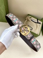 特 宽度4.0Cm Gucci 蜜蜂图案是Gucci动物王国中的标志性元素之一，在这款配饰中焕新演绎为卡通风格设计。这款腰带融合了经典蜜蜂元素和双G图案，突显品