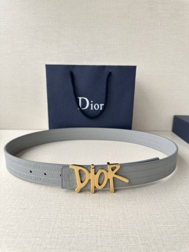 宽度3.5Cm Dior 这款不锈钢金属腰带扣是春季系列新品，展示 Cd Icon 标志和 Oblique Cosmo 图案，致敬 Dior 的经典图案。可与各