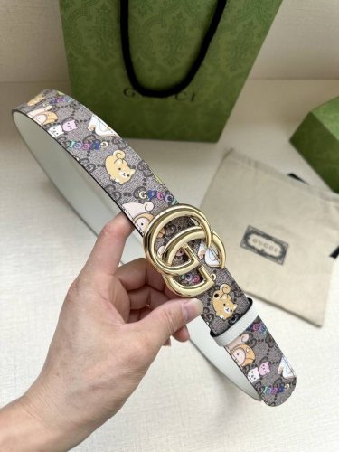 特 宽度3.8cm GUCCI GG Marmont系列每一季都会推陈出新，为灵感源于70年代的标志性GG配件注入宠物现代精髓。这款GG Supreme帆布腰带
