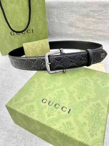 特 宽度4.0Cm 搭配原版皮带扣 、腰带以采用热压印技术的Gucci Signature皮革精制而成，触感厚实，印花图案清晰分明。顶端为金属Gg细节，反射Gu