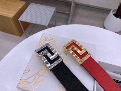 全套包装范思哲 年新款。宽度3.8Cm 原厂手掌纹小牛皮，双面设计，一面黑色一面红色。提倡多用性，性价比。皮质柔软。专卖店常青款式，型男必备款式。扣头：正品扣