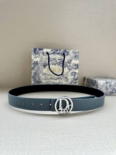 特 宽度3.5Cm Dior 这款金属覆层黄铜腰带扣是春季系列新品，致敬经典的 Oblique 图案。可与各式 35 毫米腰带搭配，彰显优雅气质与视觉风格。