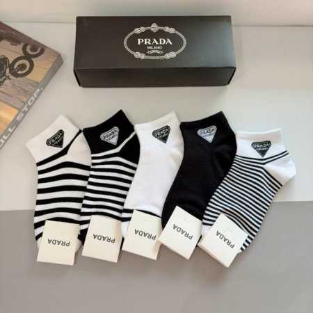 配包装 一盒5双 Prada 普拉达 新款袜子，纯棉面料，经典三角标Logo 个性时尚百搭款，你值得拥有哦 - 点击图像关闭