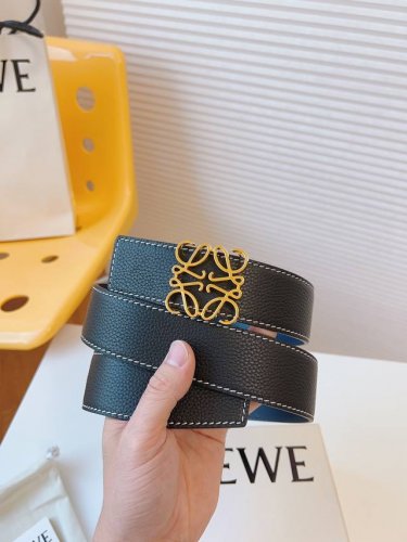 特 Loewe罗意威产品打造成兼具实用性及独特性的时尚精品。Loewe罗意威采用卓越工艺，简约造型，精美材质质量，致力打造针对不同生活领域的时尚精品。休闲百搭！