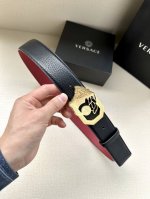宽度4.0Cm Versace 范思哲 标志：腰带扣上的镂空美杜莎，赋予该款Palazzo腰带很高的辨识度。腰带采用饰有Mock Croc印花的柔软牛皮革制作。