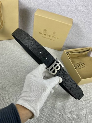 特 双面两用的意大利制腰带，精选光滑皮革与粒纹皮革制成，配有镀钯金专属标识搭扣 3.5Cm宽饰牌搭扣：100%黄铜镀钯金 手绘塗漆边缘 亮泽金属配件
