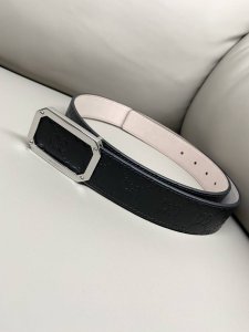 Gg 古驰 3.5宽度 进口牛皮热压花 精致五金 高端品质定制 新季来临 典藏设计中的标志性元素于 早秋系列焕发新意。这款腰带选用镂空设计增添几分个性