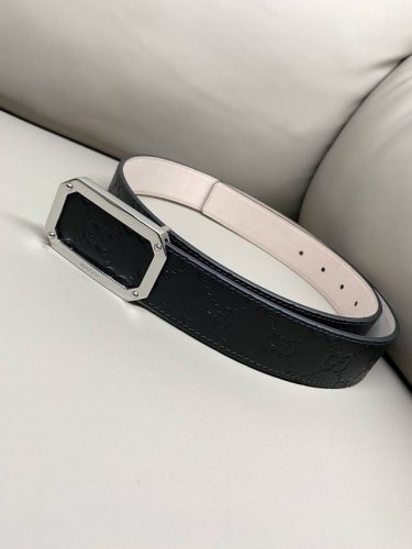 Gg 古驰 3.5宽度 进口牛皮热压花 精致五金 高端品质定制 新季来临 典藏设计中的标志性元素于 早秋系列焕发新意。这款腰带选用镂空设计增添几分个性