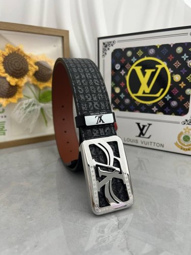 品名：Lv..路易..威登原单 材质：原单牛皮腰带 百分百头层牛皮腰带保证真皮，24K纯钢扣，专柜原单品质、做工精细，时尚大牌，送人自用首选 包装： 请认准如图