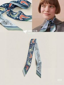 爱马仕Hermes“猎豹Bandana”Twilly小丝巾 Twilly真丝缎带 100%桑蚕丝 。 这款小巧的真丝配饰佩戴方式千变万化，可为您的日常造型增添灵