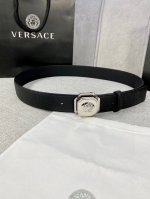 宽度：4.0Cm 范思哲 两面荔枝纹腰带饰有标志性的Versace美杜莎头像扣，彰显品牌格调。是一款精美的衣橱必备单品。