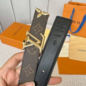 驢家女士腰帶 寬度3Cm 全新風格定制帆布面料襯托細膩的進口小牛皮 皮帶末端有金色金屬花卉點綴 花卉側面視有Logo鋼印標識 搭配新款字母搭扣 雙面用 經典百搭