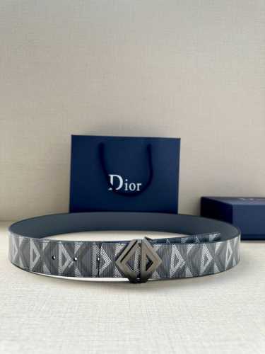 特 宽度4.0Cm 这款腰带扣采用全新的 Cd Diamond 标志造型，以不锈钢金属覆层精心打造。可与各式 40 毫米腰带搭配，打造个性造型。