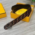 Fendl 芬迪 专柜同款 宽40Mm 标志造型宽皮带。钉扣式带扣。棕色小牛皮制成。印有浮雕手绘黑色与棕色 Ff 图案。镀金表面金属制品，品质保证。