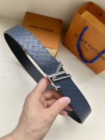 特 4.0宽 Lv Shadow 腰带拥有 Monogram Shadow 皮革的经典风尚和素面皮革的内敛格调 以摩登笔触焕新男士衣橱