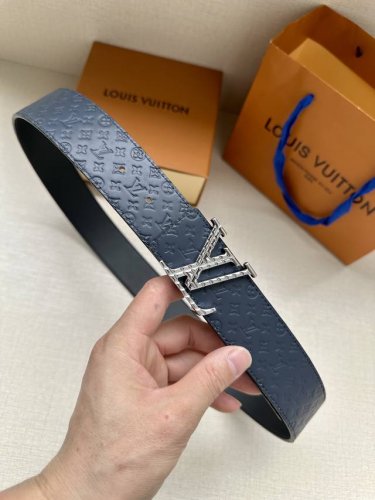 特 4.0宽 Lv Shadow 腰带拥有 Monogram Shadow 皮革的经典风尚和素面皮革的内敛格调 以摩登笔触焕新男士衣橱