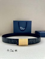 宽度4.0Cm 这款 40 毫米双面腰带结合典雅气质与现代风范。双面设计，一面采用黑色 Oblique Galaxy 印花效果皮革，另一面采用黑色光滑牛皮革。O